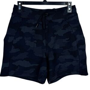 Lululemon Scuba High-Rise Short 5" Size 6 Black Camo Casual Beach Lounge